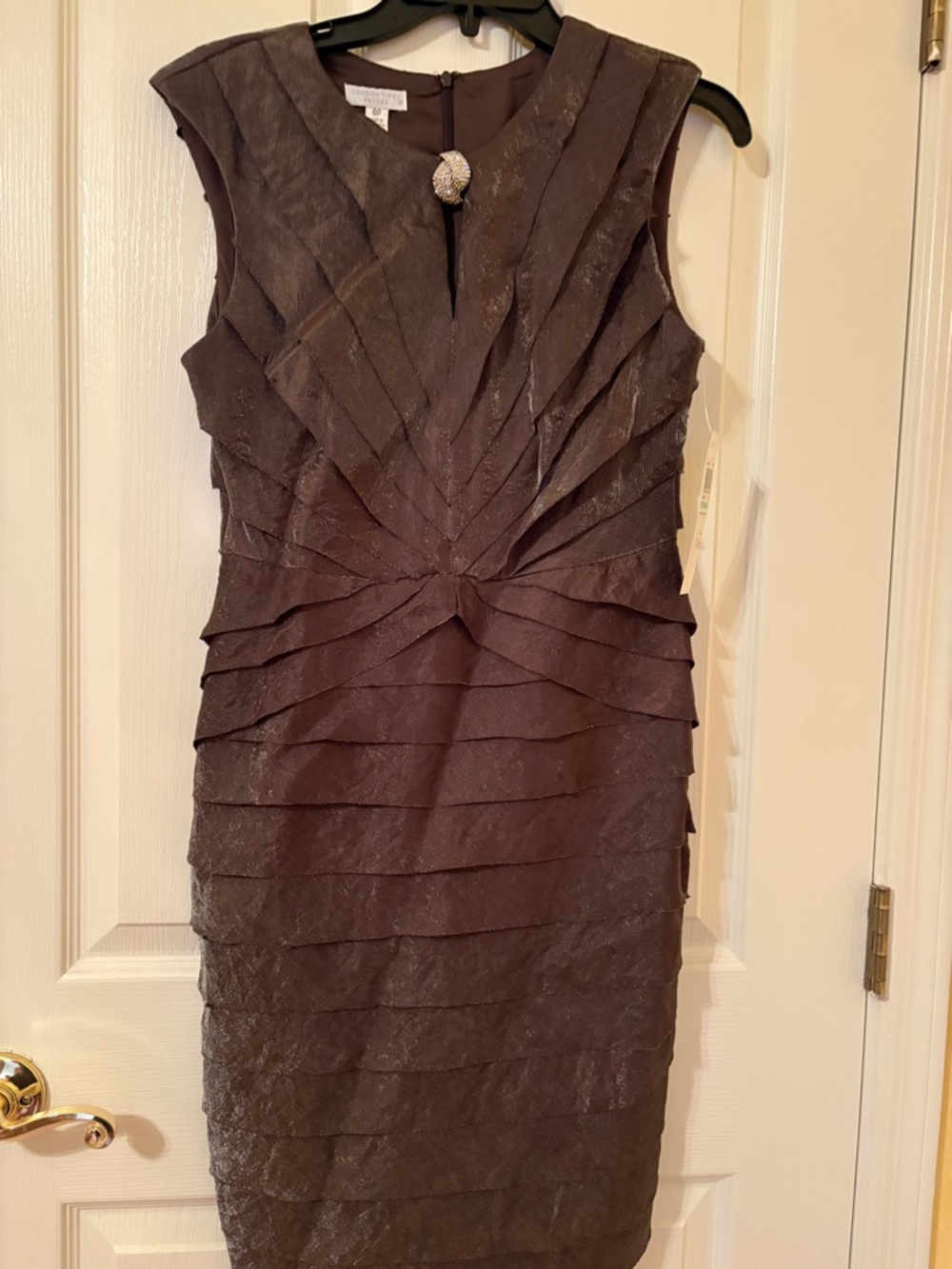 London Times 8P Sable Layered Midi Sheath Dress with Decorative Brooch NWT